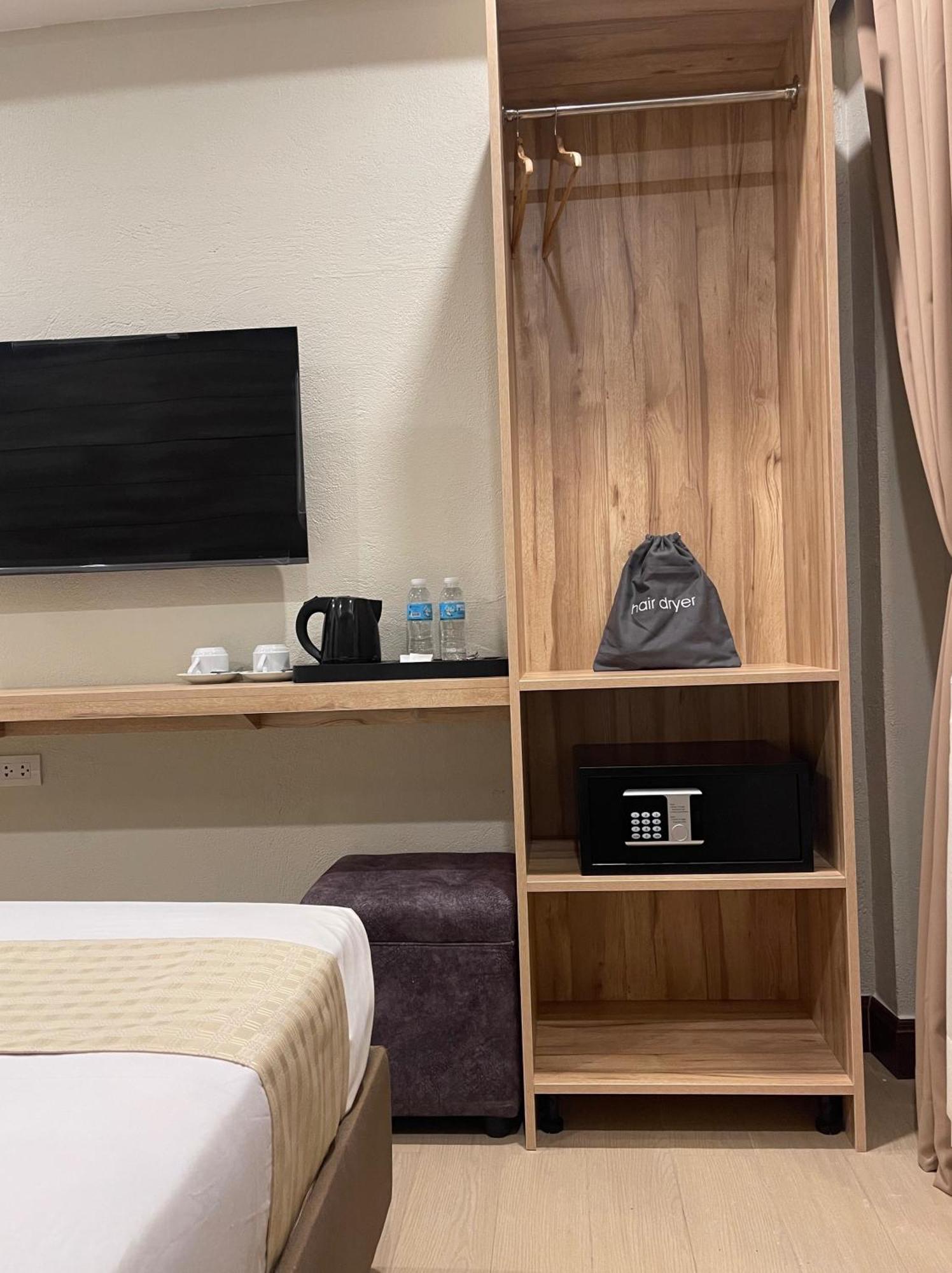 Sola Hotel Laoag Eksteriør bilde